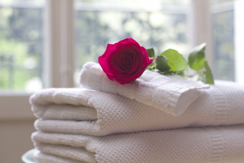 hotel-MONTFERRAT-min_towel_rose_clean_care_salon_spa_white_bath-731641